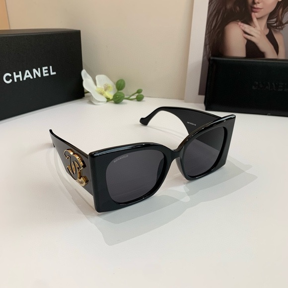 Chanel Black Round Sunglasses with Gold Accent Hinge main image 8